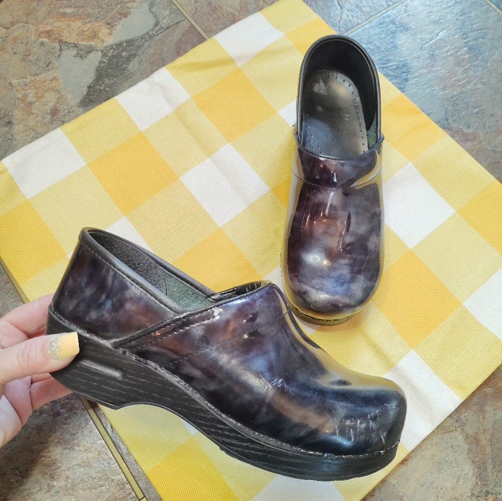 Dansko black & blue metallic patent leather slip on comfort shoe clogs